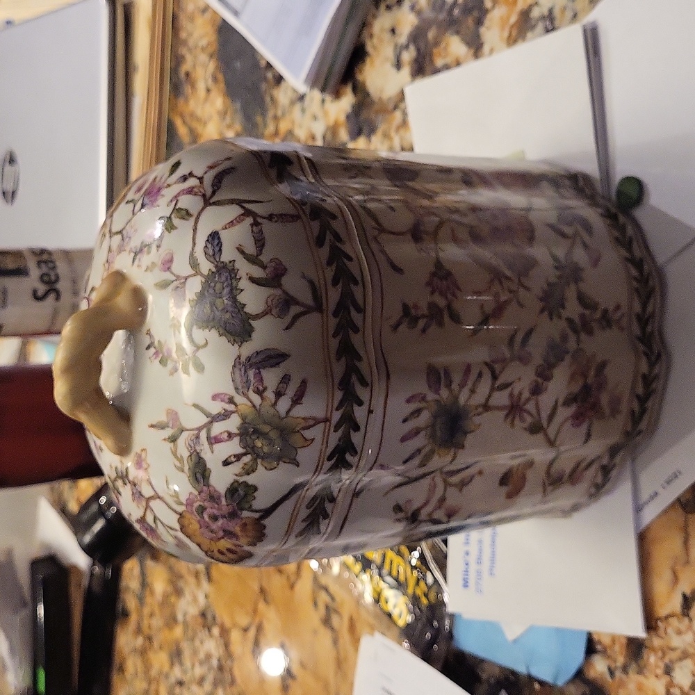 Vintage Huarong tang zhi, Chinese scalloped large jar